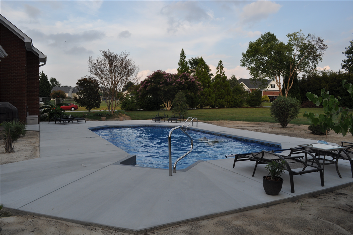Grecian Pool with Corner Grey Step and Coping
